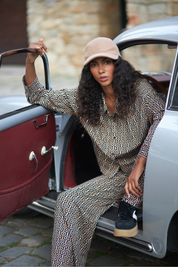 CHAQUETA CORTA ESTAMPADA CORAZONES - BLACK