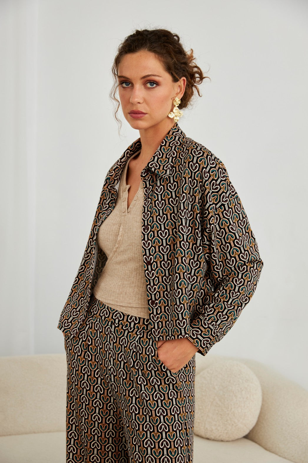 CHAQUETA CORTA ESTAMPADA CORAZONES - BLACK