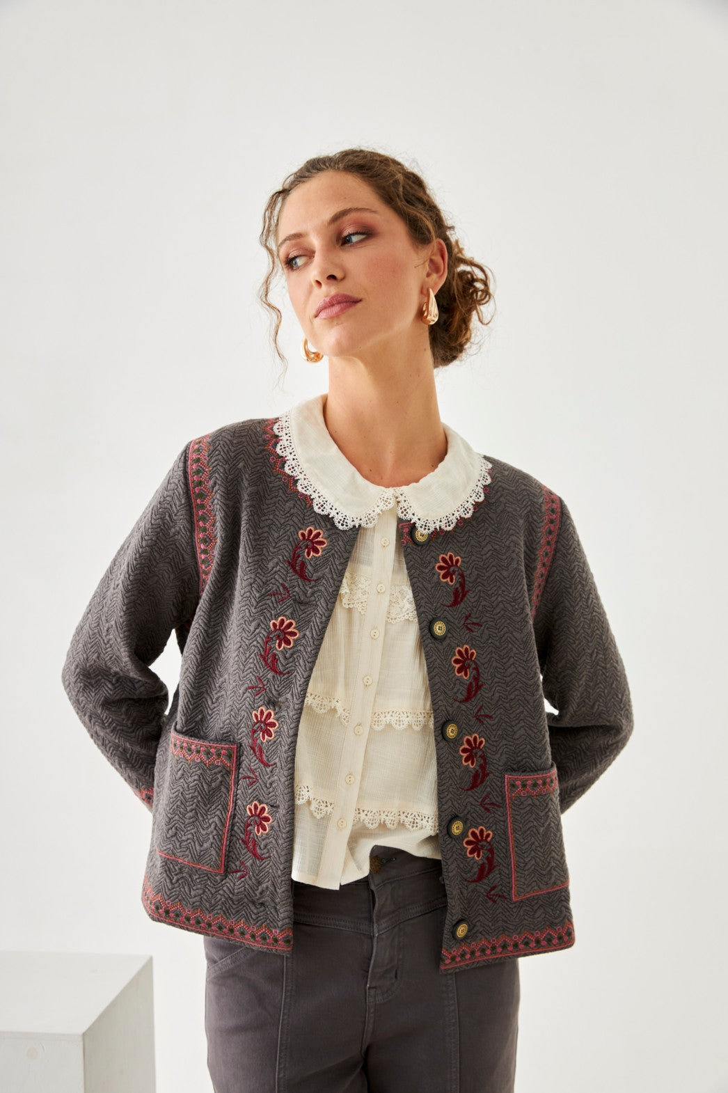 CHAQUETA ROMÁNTICA BORDADO - GREY