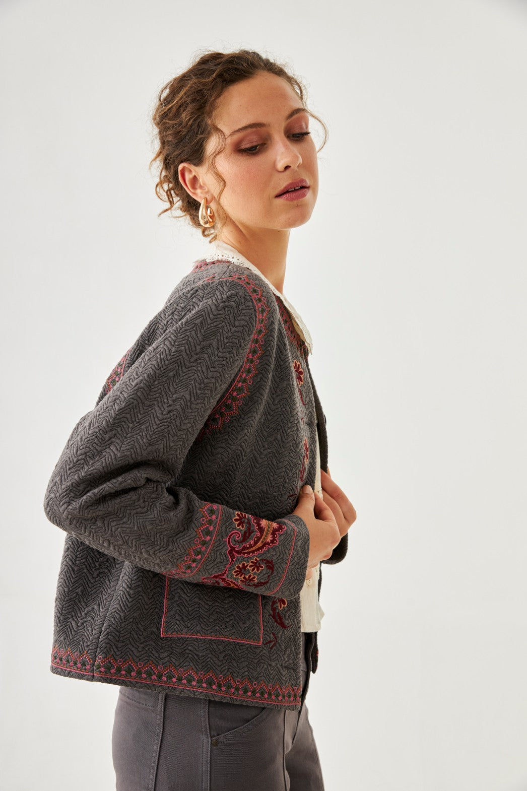 CHAQUETA ROMÁNTICA BORDADO - GREY