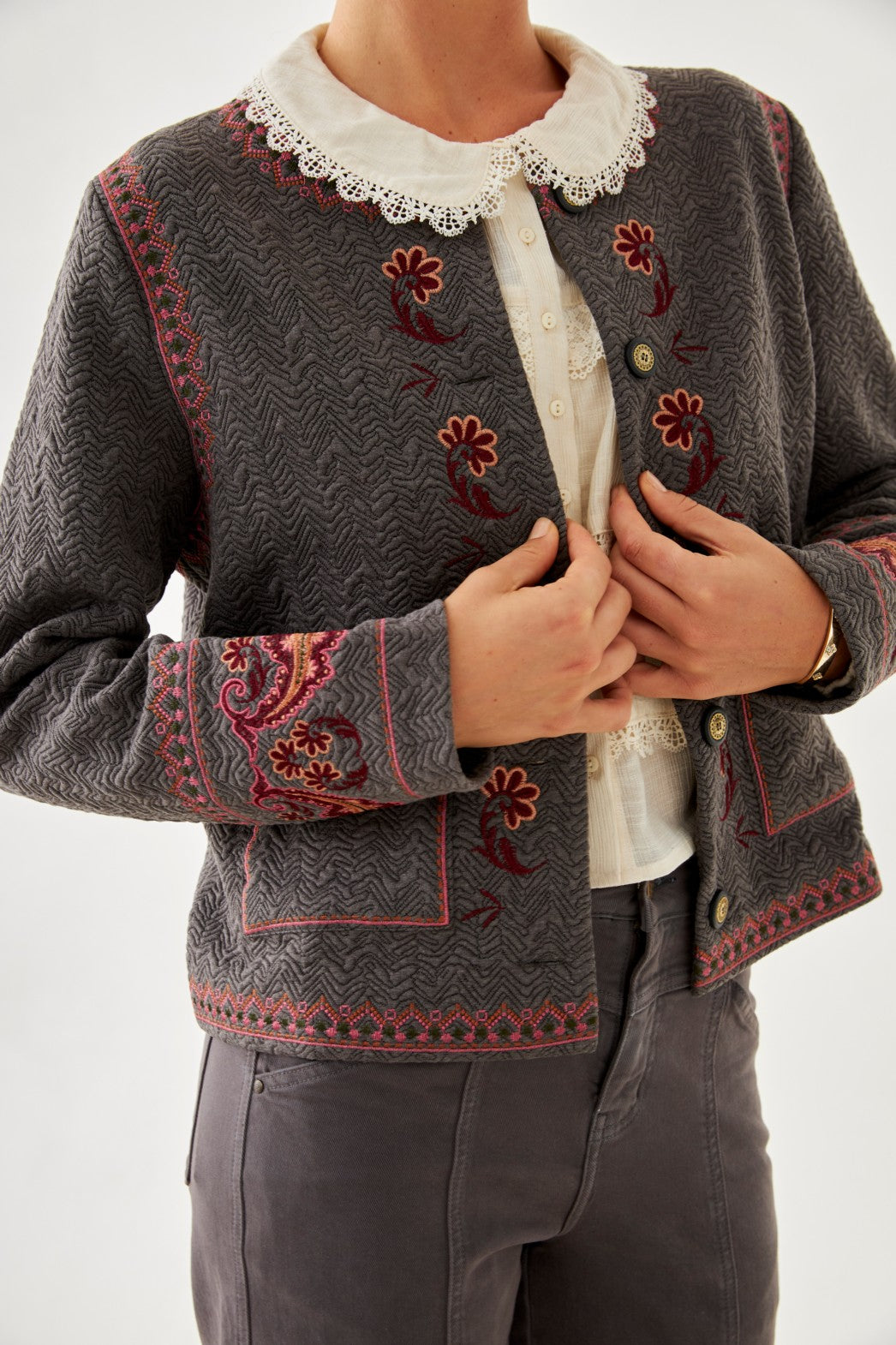 CHAQUETA ROMÁNTICA BORDADO - GREY