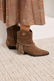 BOTINES POMPONES SERPIENTE - TAUPE