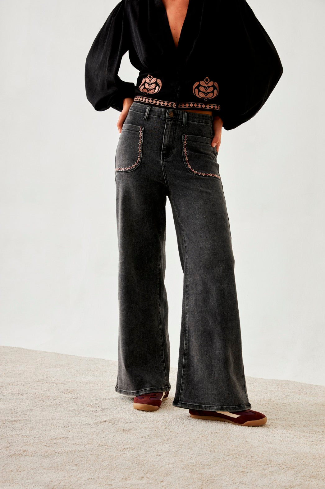 JEANS BOLSILLOS BORDADOS - GREY