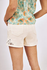 SHORT DENIM CON BORDADO PALMERAS- CRUDO