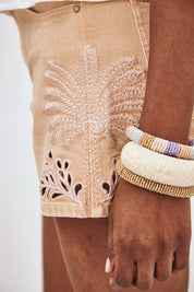 SHORT DENIM CON BORDADO PALMERAS - CAMEL