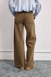 JEANS FLORES BORDADAS - CAQUI