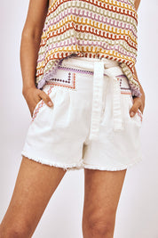 SHORT DENIM CON BORDADO - BLANCO