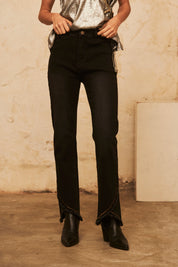 PANTALÓN DENIM FLARE CON DESFLECADO EN EL BAJO - BLACK