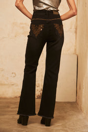 PANTALÓN DENIM FLARE CON DESFLECADO EN EL BAJO - BLACK