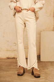PANTALÓN DENIM FLARE CON DESFLECADO EN EL BAJO - ECRU