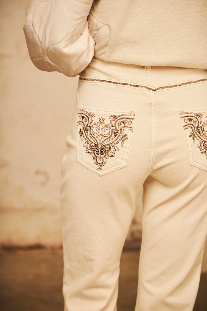 PANTALÓN DENIM FLARE CON DESFLECADO EN EL BAJO - ECRU