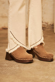 PANTALÓN DENIM FLARE CON DESFLECADO EN EL BAJO - ECRU