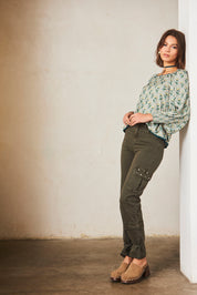 Straight-leg twill cargo pants with studs on the pocket - green
