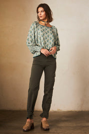 Straight-leg twill cargo pants with studs on the pocket - green