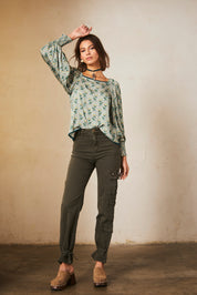 Straight-leg twill cargo pants with studs on the pocket - green