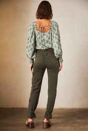 Straight-leg twill cargo pants with studs on the pocket - green