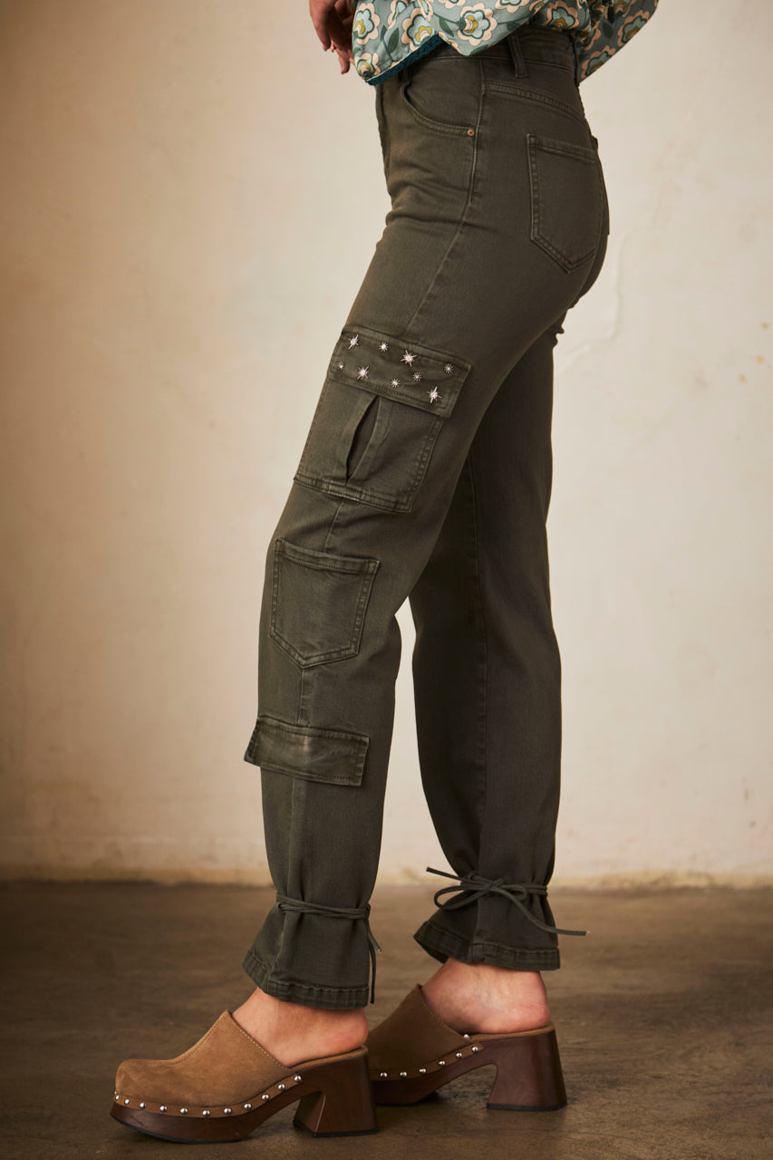 Straight-leg twill cargo pants with studs on the pocket - green