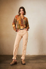PANTALÓN RECTO SARGA CARGO CON TACHUELAS EN EL BOLSILLO - BEIGE