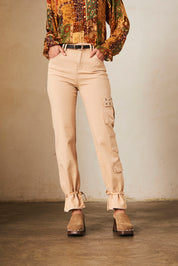PANTALÓN RECTO SARGA CARGO CON TACHUELAS EN EL BOLSILLO - BEIGE