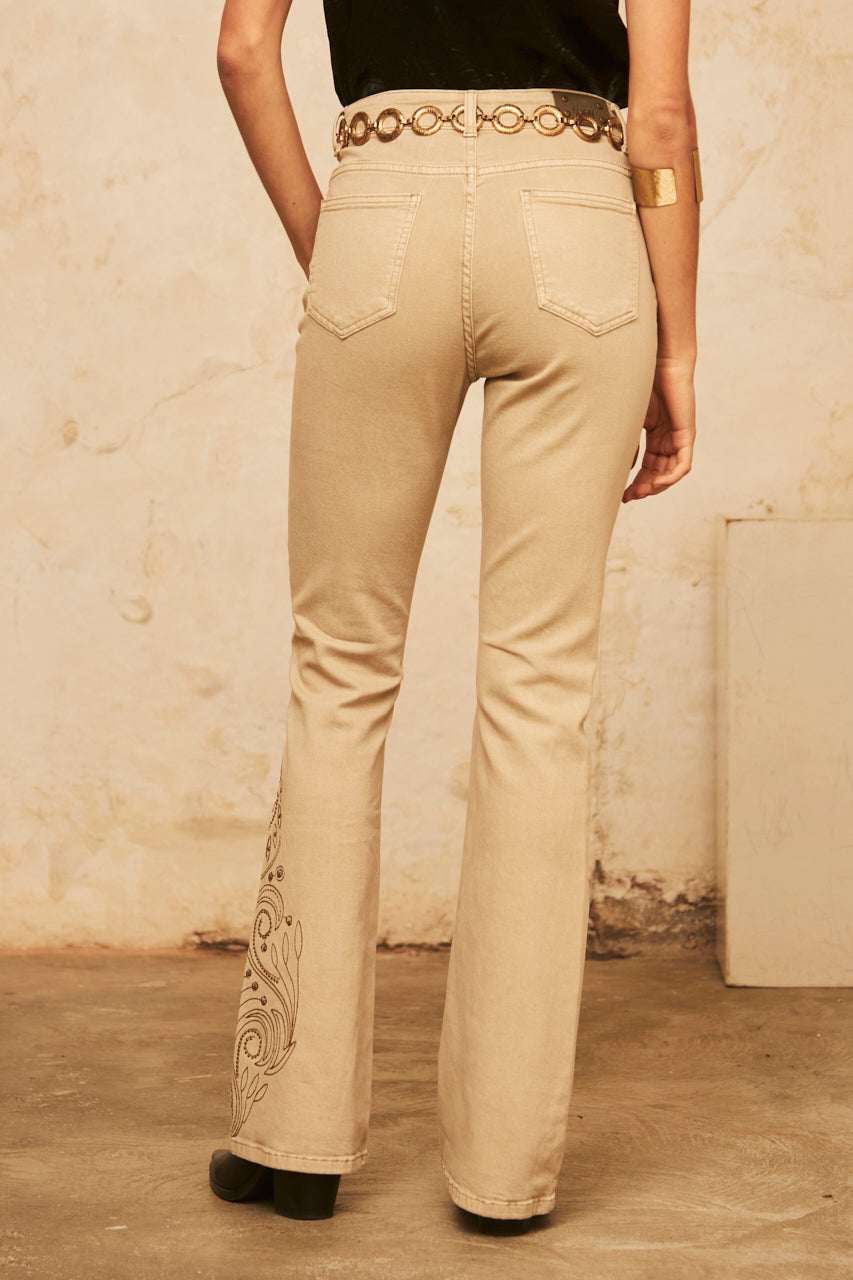 PANTALÓN DENIM CON BORDADO EN EL BAJO - BEIGE