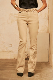PANTALÓN DENIM CON BORDADO EN EL BAJO - BEIGE