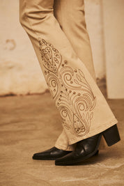 PANTALÓN DENIM CON BORDADO EN EL BAJO - BEIGE