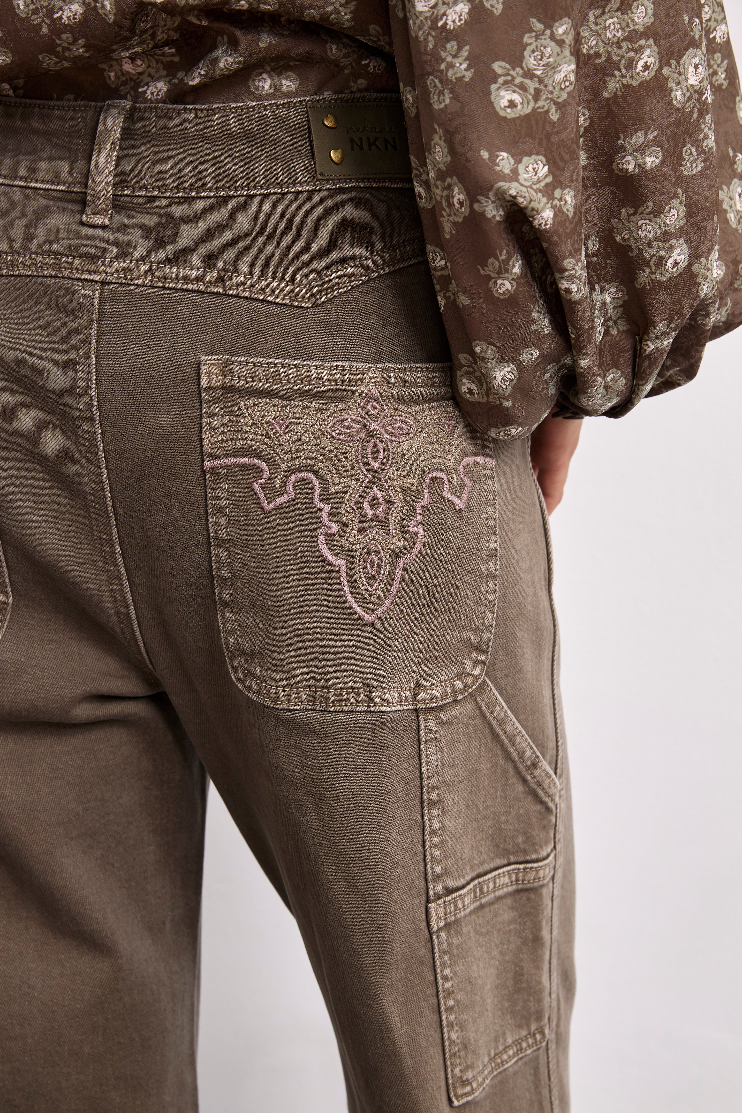 EMBROIDERED POCKET JEANS - KHAKI
