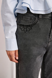 JEANS BOLSILLOS Y BAJOS BORDADOS - GRIS