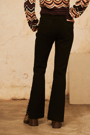 PANTALÓN DENIM CON TACHAS Y ABERTURA EN EL BAJO - BLACK