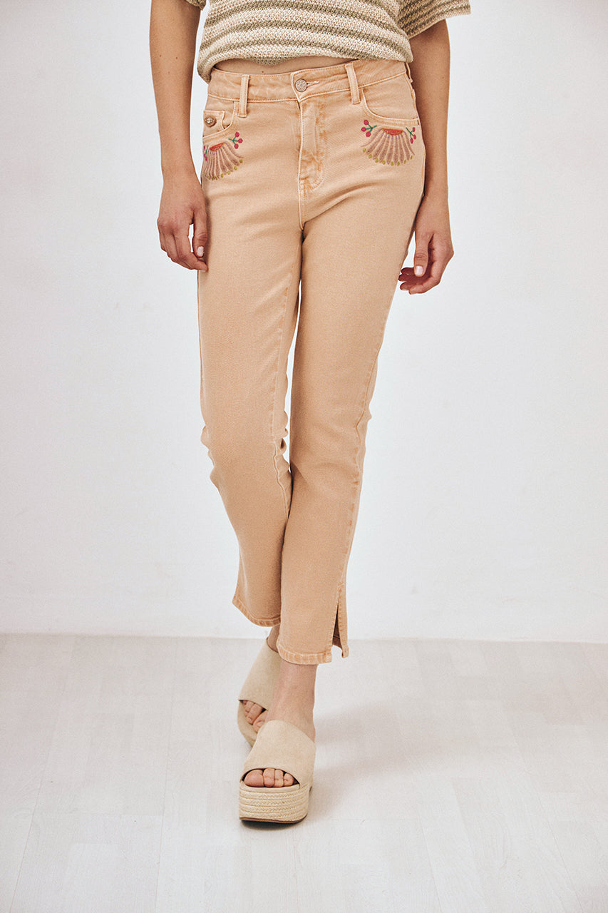 PANTALÓN DENIM CON BOLSILLOS BORDADOS - CAMEL