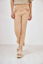 PANTALÓN DENIM CON BOLSILLOS BORDADOS - CAMEL