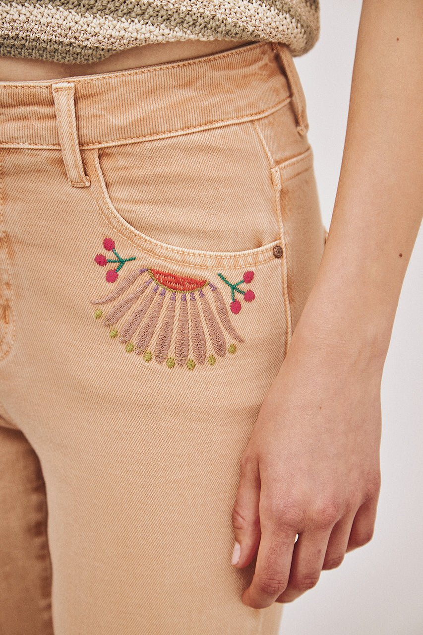 PANTALÓN DENIM CON BOLSILLOS BORDADOS - CAMEL