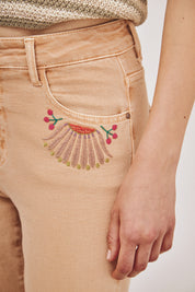 PANTALÓN DENIM CON BOLSILLOS BORDADOS - CAMEL