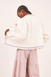 CHAQUETA DENIM BORDADO CONTRASTE - BLANCO