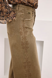 JEANS BORDADOS LATERALES - CAQUI