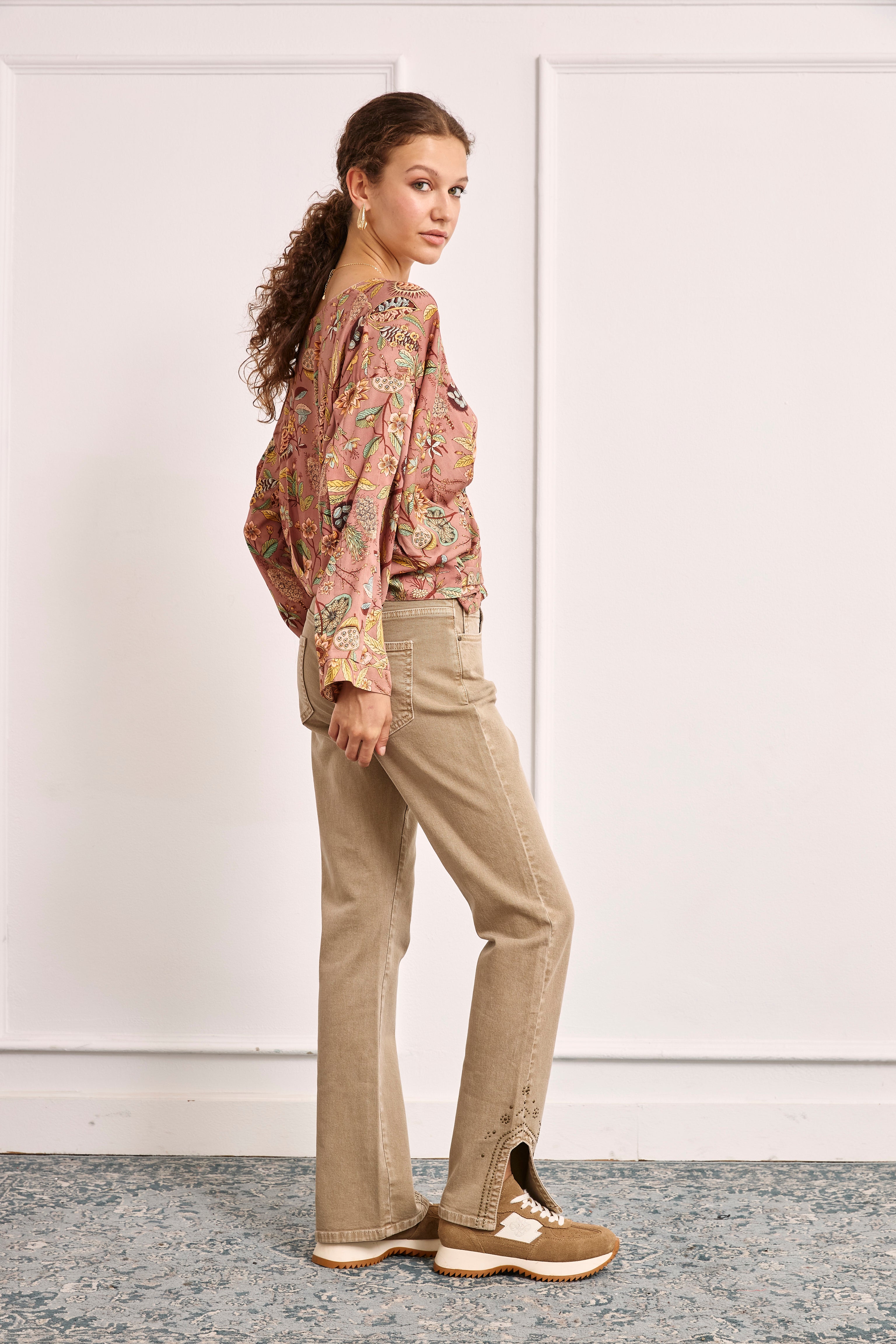 JEANS ABERTURAS Y TACHUELAS - CAMEL
