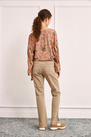 JEANS ABERTURAS Y TACHUELAS - CAMEL