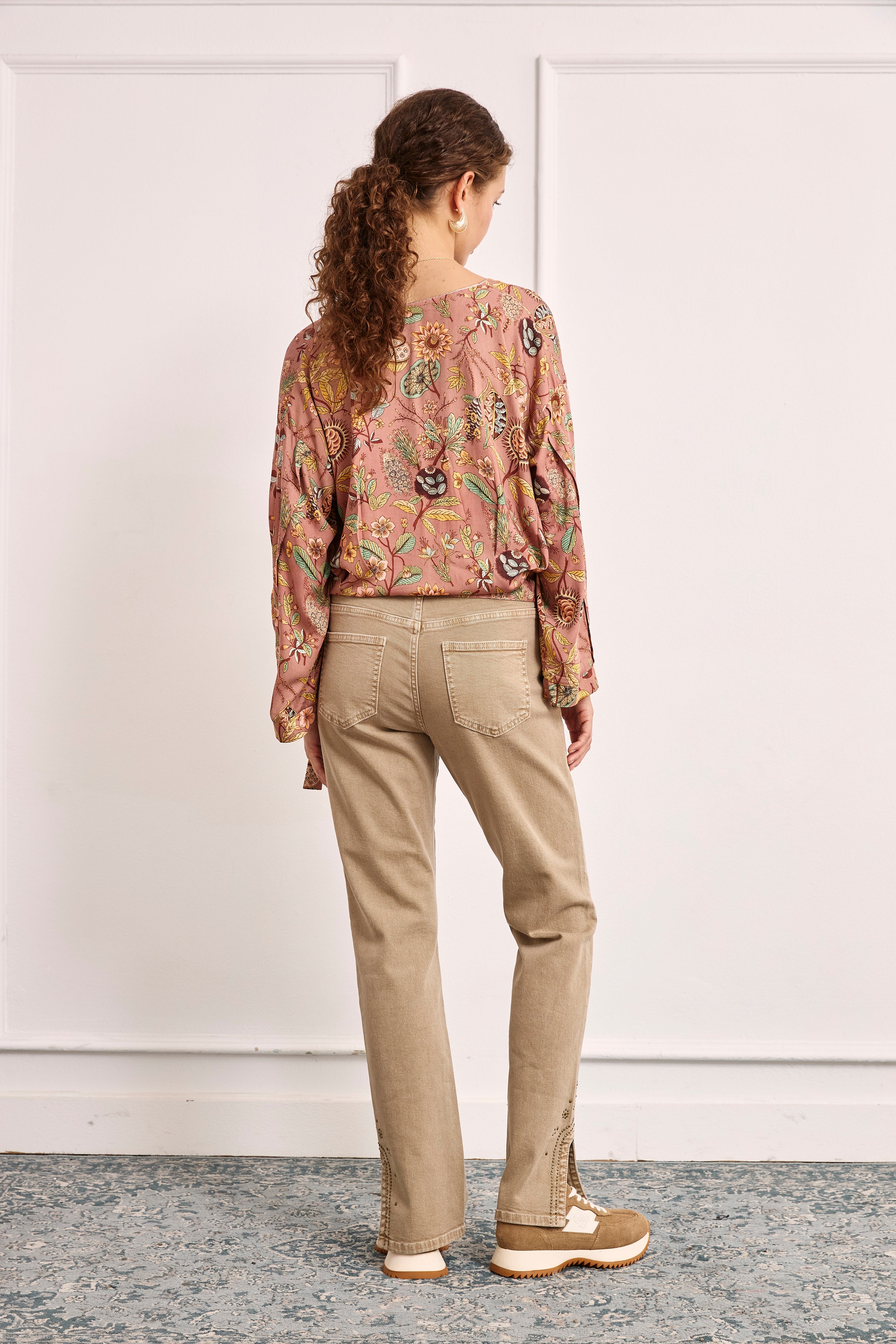 JEANS ABERTURAS Y TACHUELAS - CAMEL