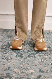 JEANS ABERTURAS Y TACHUELAS - CAMEL