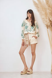 SHORT DENIM CON CINTURÓN TEJIDO - CRUDO