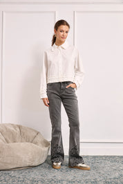 JEANS BAJOS BORDADOS Y TACHUELAS - GRIS