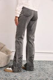 JEANS BAJOS BORDADOS Y TACHUELAS - GRIS