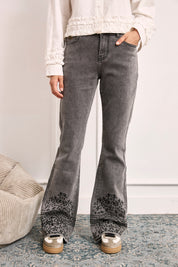 JEANS BAJOS BORDADOS Y TACHUELAS - GRIS