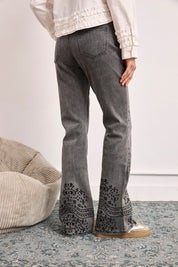 JEANS BAJOS BORDADOS Y TACHUELAS - GRIS