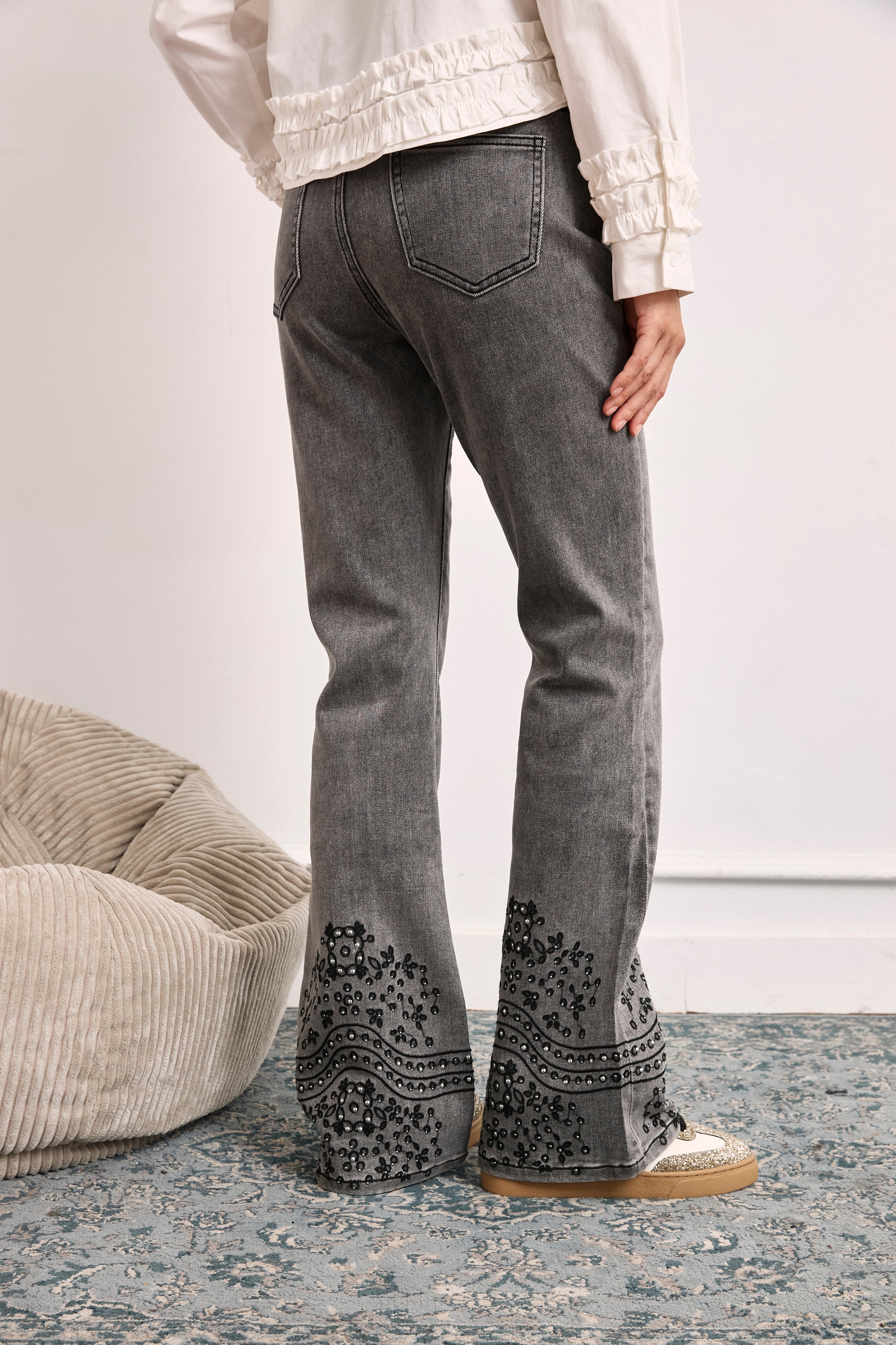 JEANS BAJOS BORDADOS Y TACHUELAS - GRIS