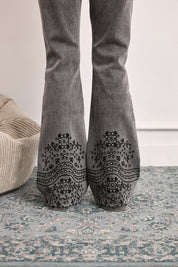 JEANS BAJOS BORDADOS Y TACHUELAS - GRIS