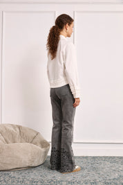 JEANS BAJOS BORDADOS Y TACHUELAS - GRIS