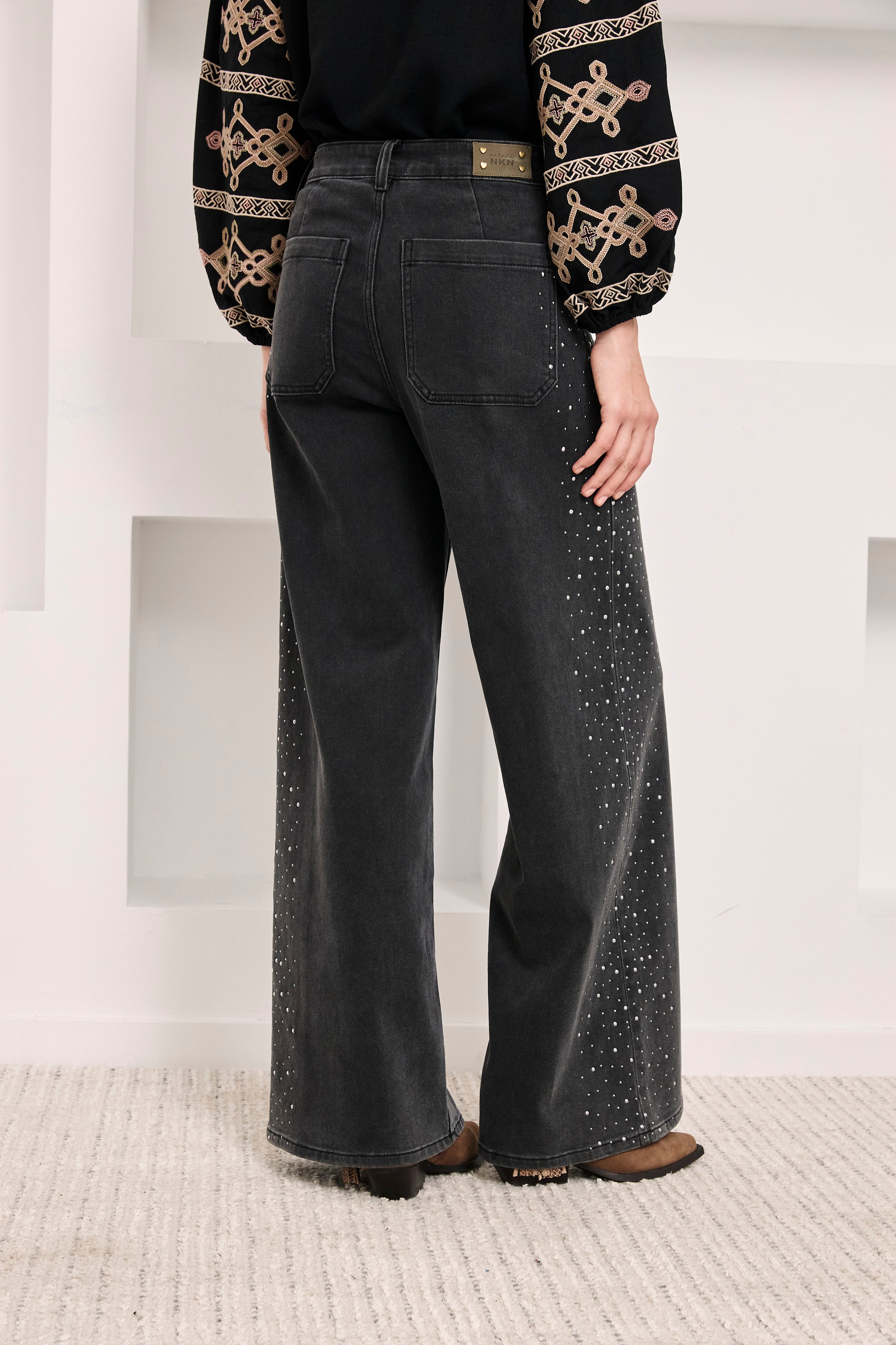 JEANS TACHUELAS LATERALES - NEGRO