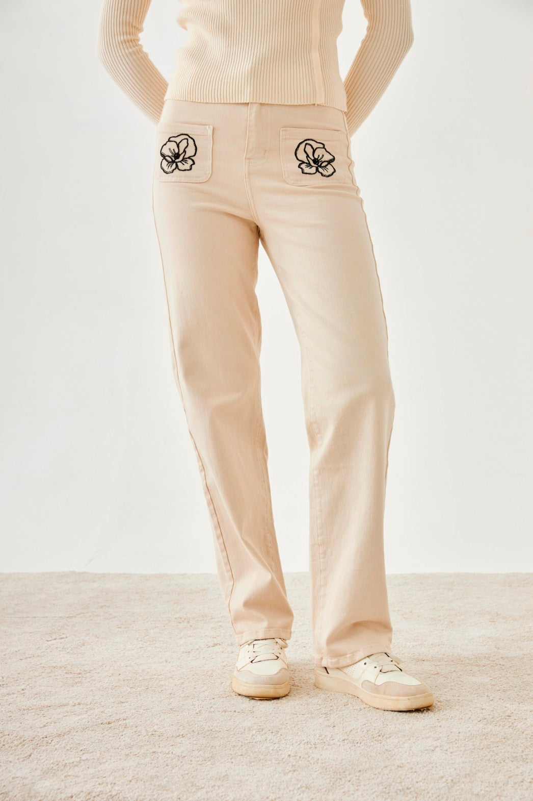 JEANS DETALLE DE FLOR - IVORY