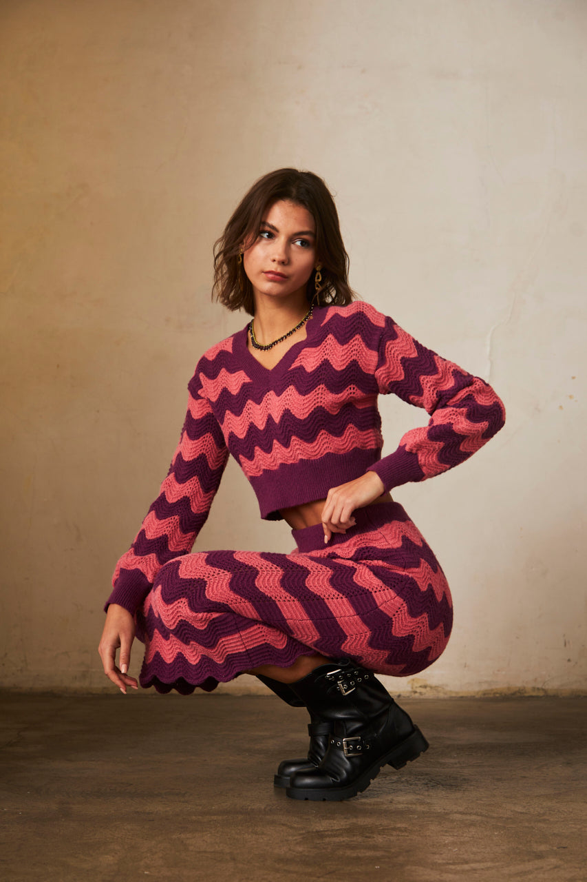 TWO-TONE JACQUARD LONG SLEEVE CROPPED SWEATER - MAGENTA